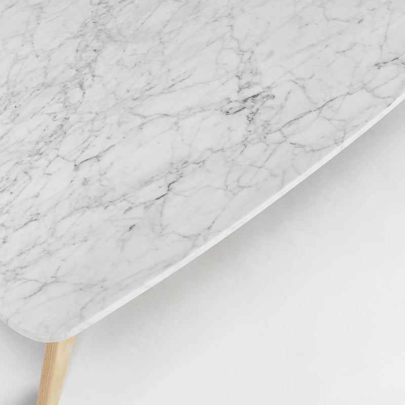 Belle table basse en marbre blanc de Carrare italien pour un salon modernisé et élégant