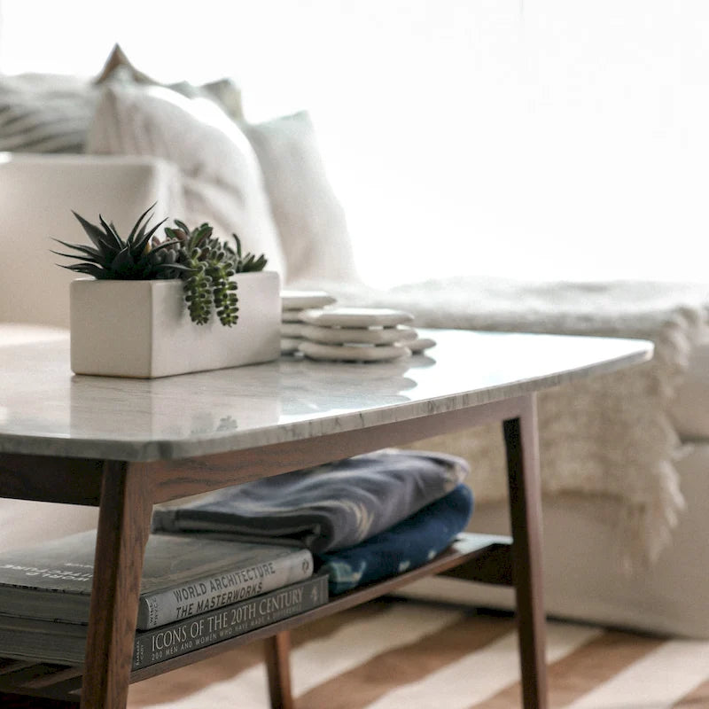 Belle table basse en marbre blanc de Carrare italien pour un salon modernisé et élégant