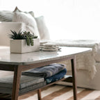 Belle table basse en marbre blanc de Carrare italien pour un salon modernisé et élégant