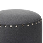 Rosine, ottoman en tissu garni de clous, style moderne et contemporain
