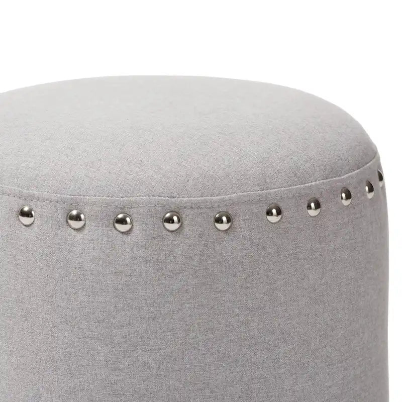 Rosine, ottoman en tissu garni de clous, style moderne et contemporain